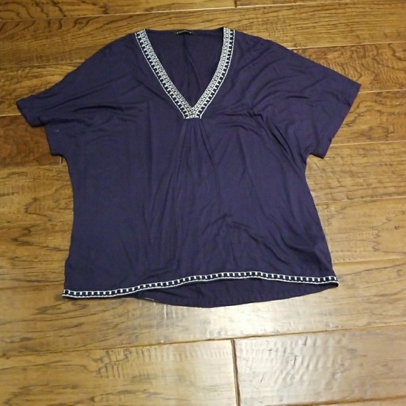 Staccato Tops - 3/$25☆☆☆ Loose fit T with embroidered detail-M